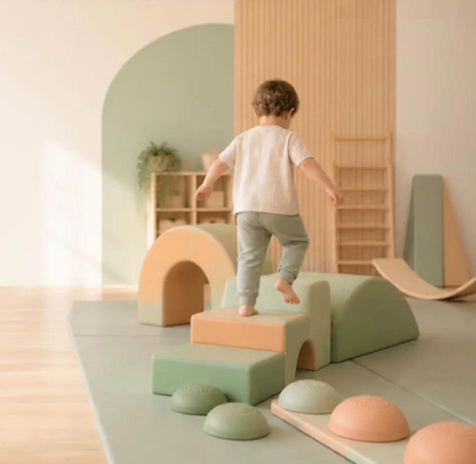 Enfant marchant sur un parcours de motricité en mousse dans une salle de psychomotricité lumineuse à Bordeaux
